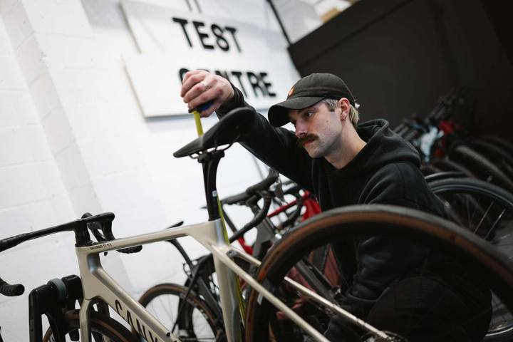 Bikefitter bei der präzisen Einstellung eines Fahrrads