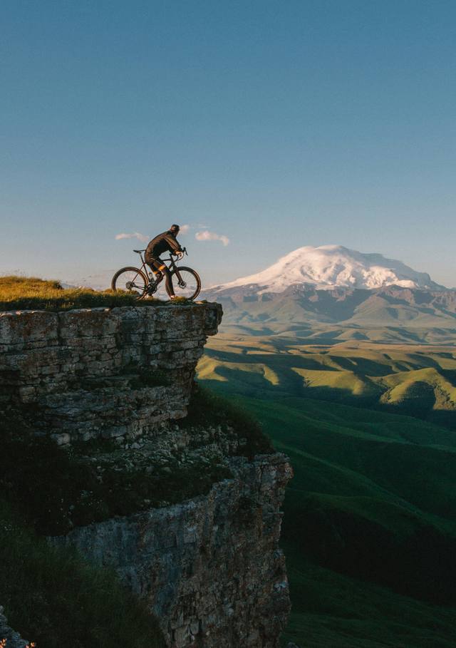 Gravel-Fahrer in weiter Berglandschaft